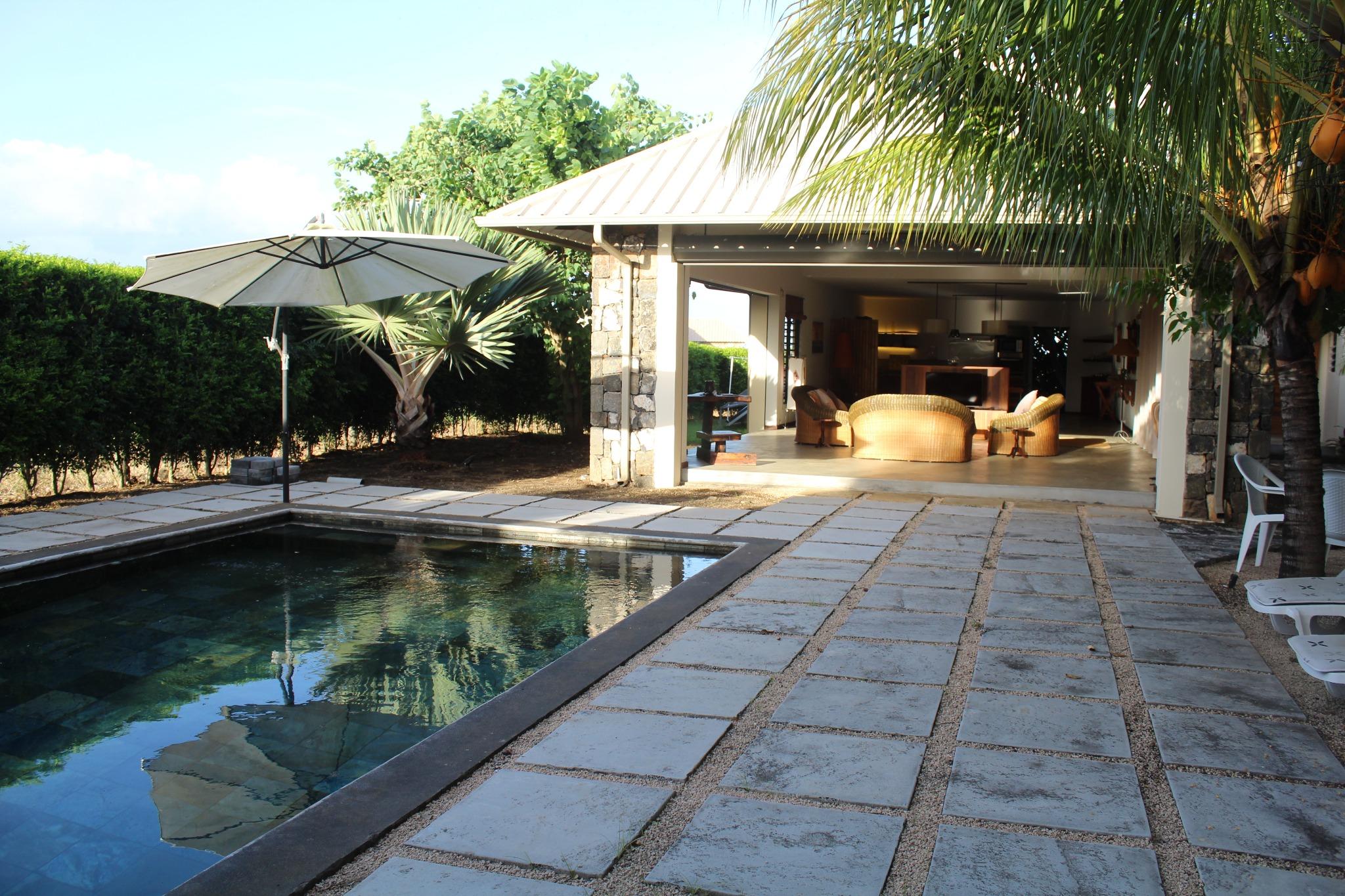 A louer – Cette splendide villa contemporaine de 250 m², sur un terrain de 166 toises, vous offre un cadre de vie exceptionnel au coeur d’un lotissement résidentiel à Beau Vallon