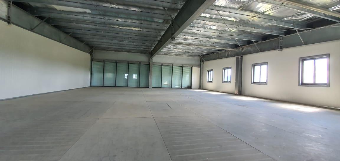 TO RENT – Unfurnished office space of 240 m2 located on the highway in Phoenix with very good visibility from the road.