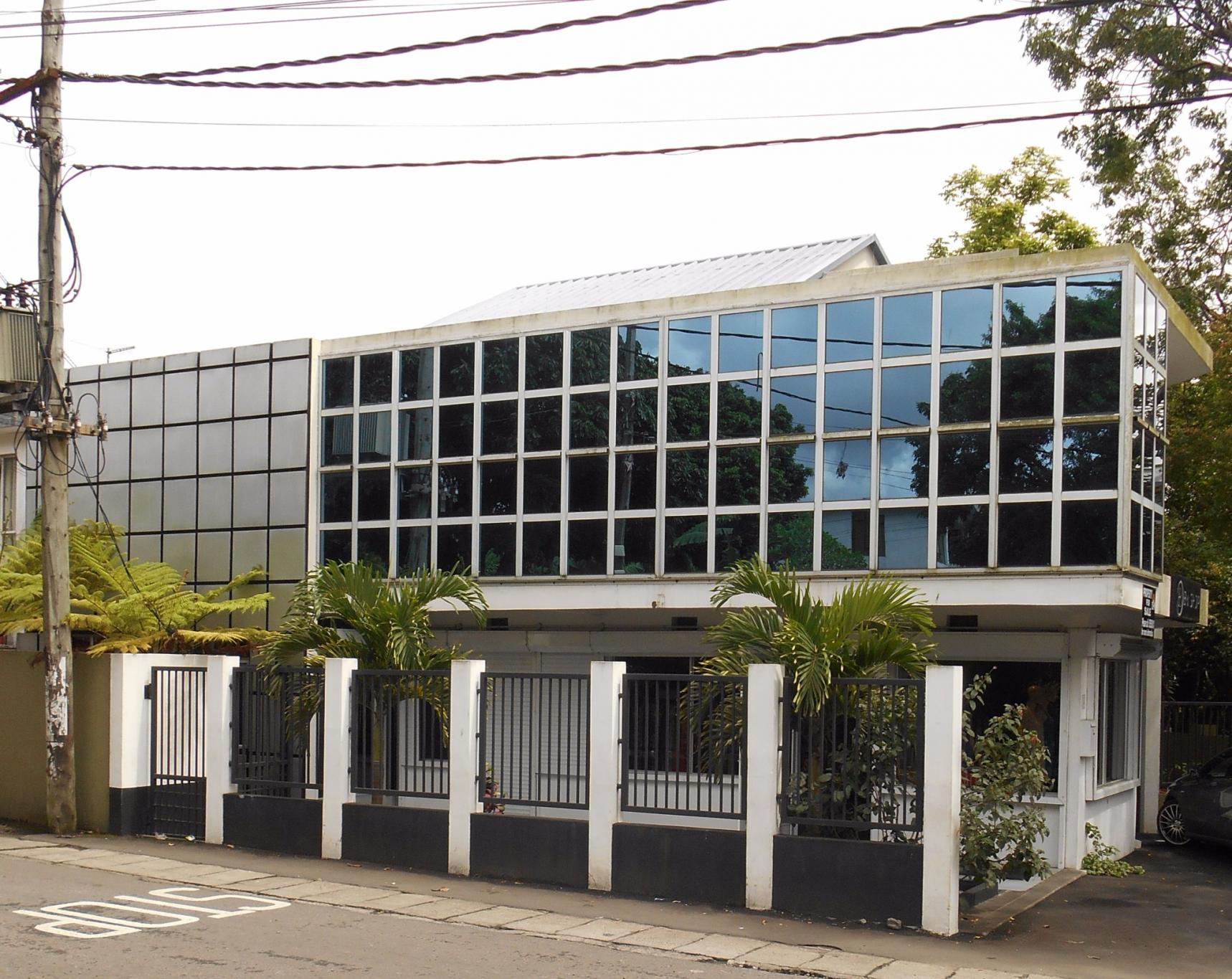 For sale – Commercial building of 300 m2 on a plot of land of 83 toises located in Vacoas.