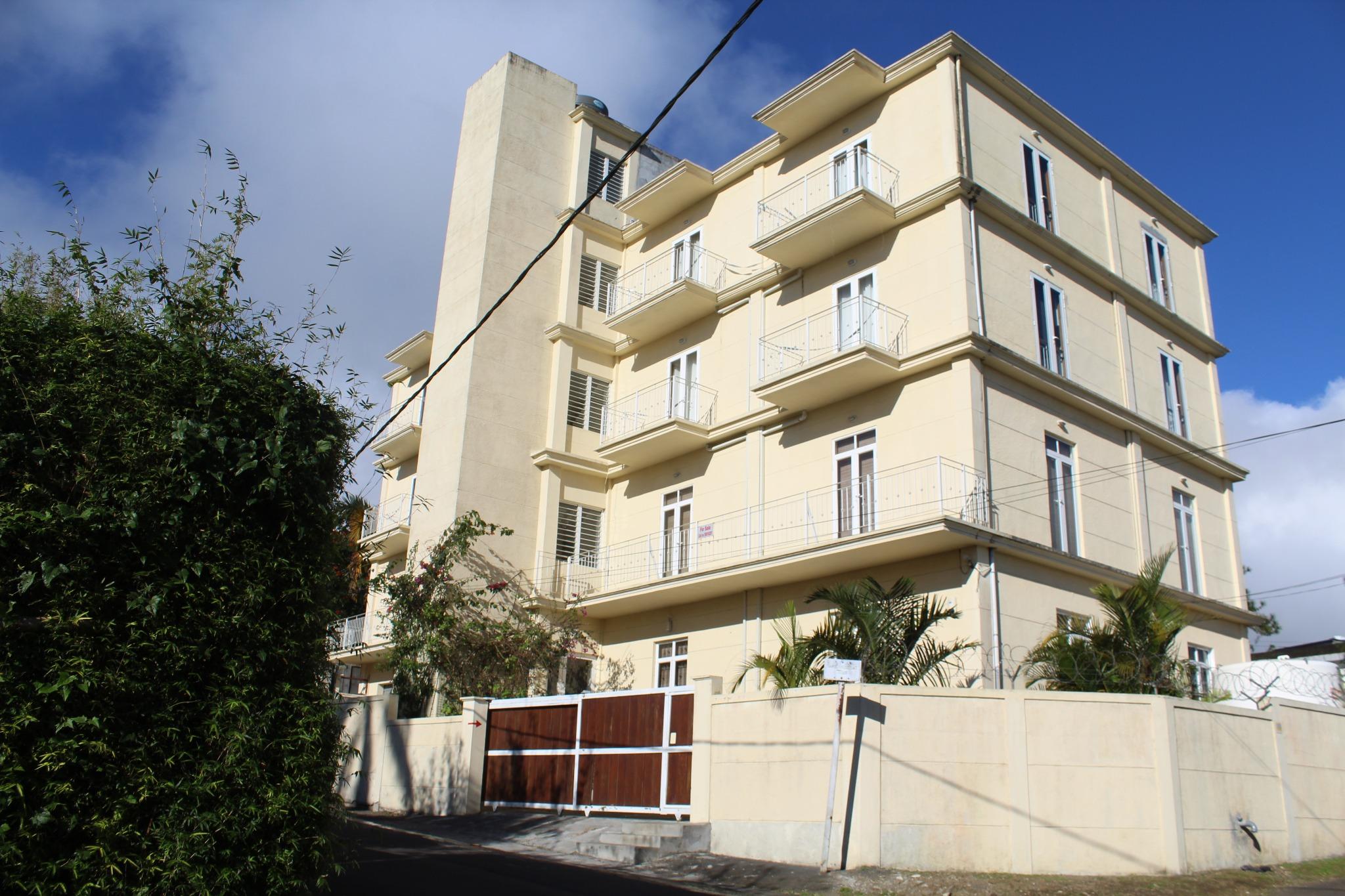 FOR SALE – Residential complex of 8 apartments of 1,114 m2 with 8 apartments in Eau Coulée.