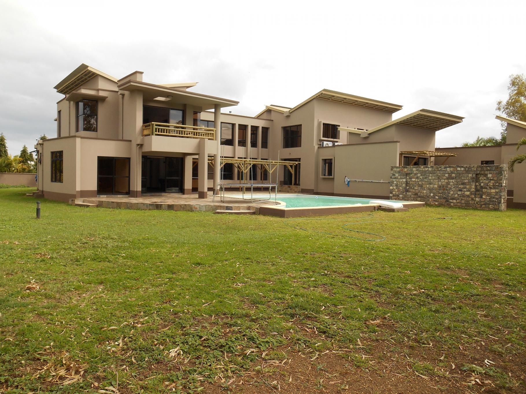 FOR SALE – Sumptuous contemporary villa of 1000 m2 Black River in a 24/7 secure residence