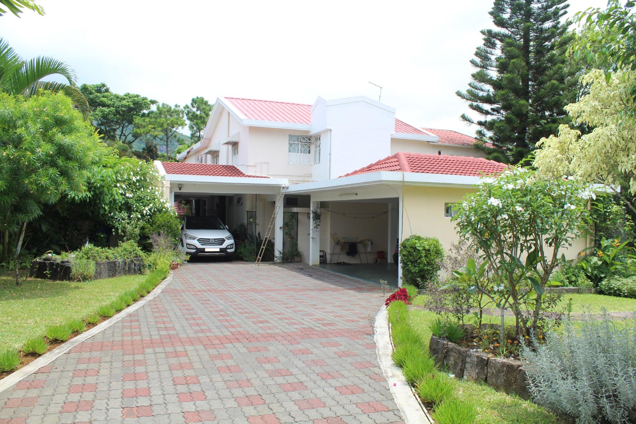 FOR SALE – Unfurnished house of 690 m2 and 1 small independent apartment at Bois Chéri Road, Moka.