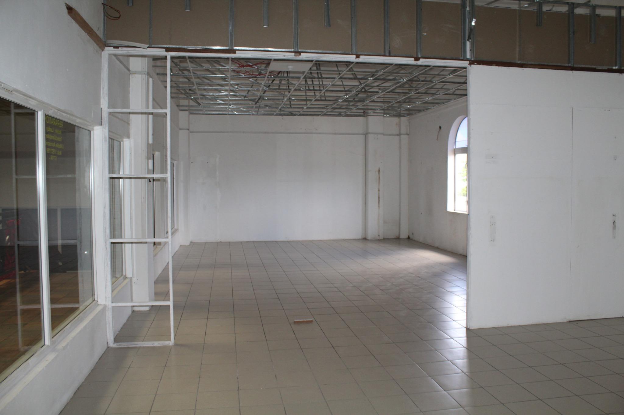 FOR SALE – Commercial space of 86 m2 in the Shopping Center ‘Vieux Moulin’ Rose Belle.