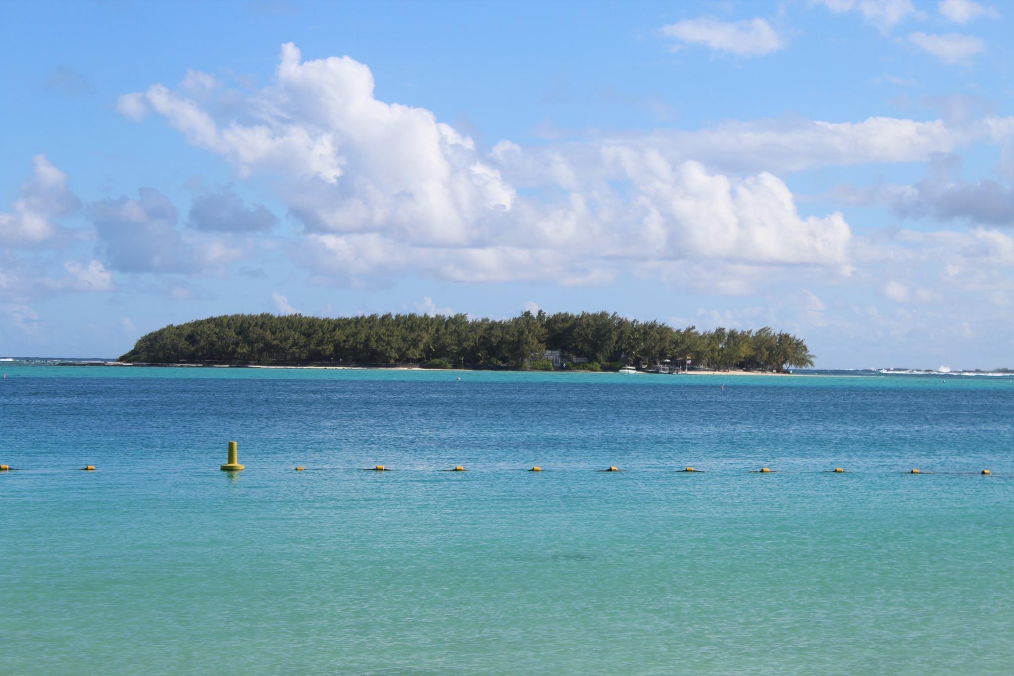 A louer – Belle maison de 200 m2 pieds dans l’eau meublée et équipée à Blue Bay.