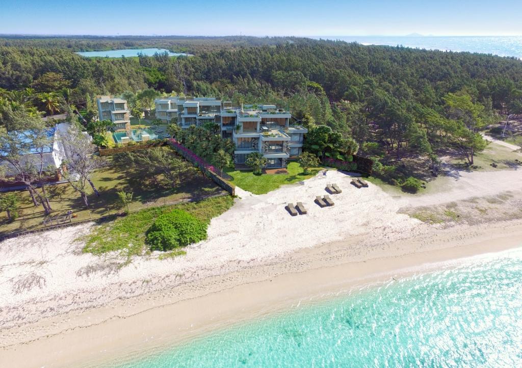 FOR SALE –  Luxury living beachfront apartment nestled on the beautiful East Coast of the island in a quiet residential area in Poste Lafayette.