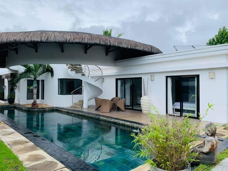 A louer – Somptueuse villa contemporaine, meublée et équipée de plain-pied de 267m2 à Pointe aux Piments à seulement quelques minutes de la plage.