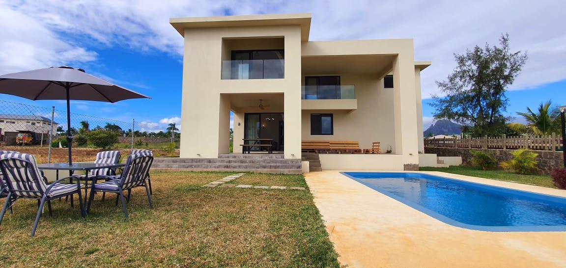 FOR SALE – This charming furnished and equipped house of 296 m2 on a land of 158 toises located in the highly residential and gated community of Jardin d’Anna, Flic-en-Flac.