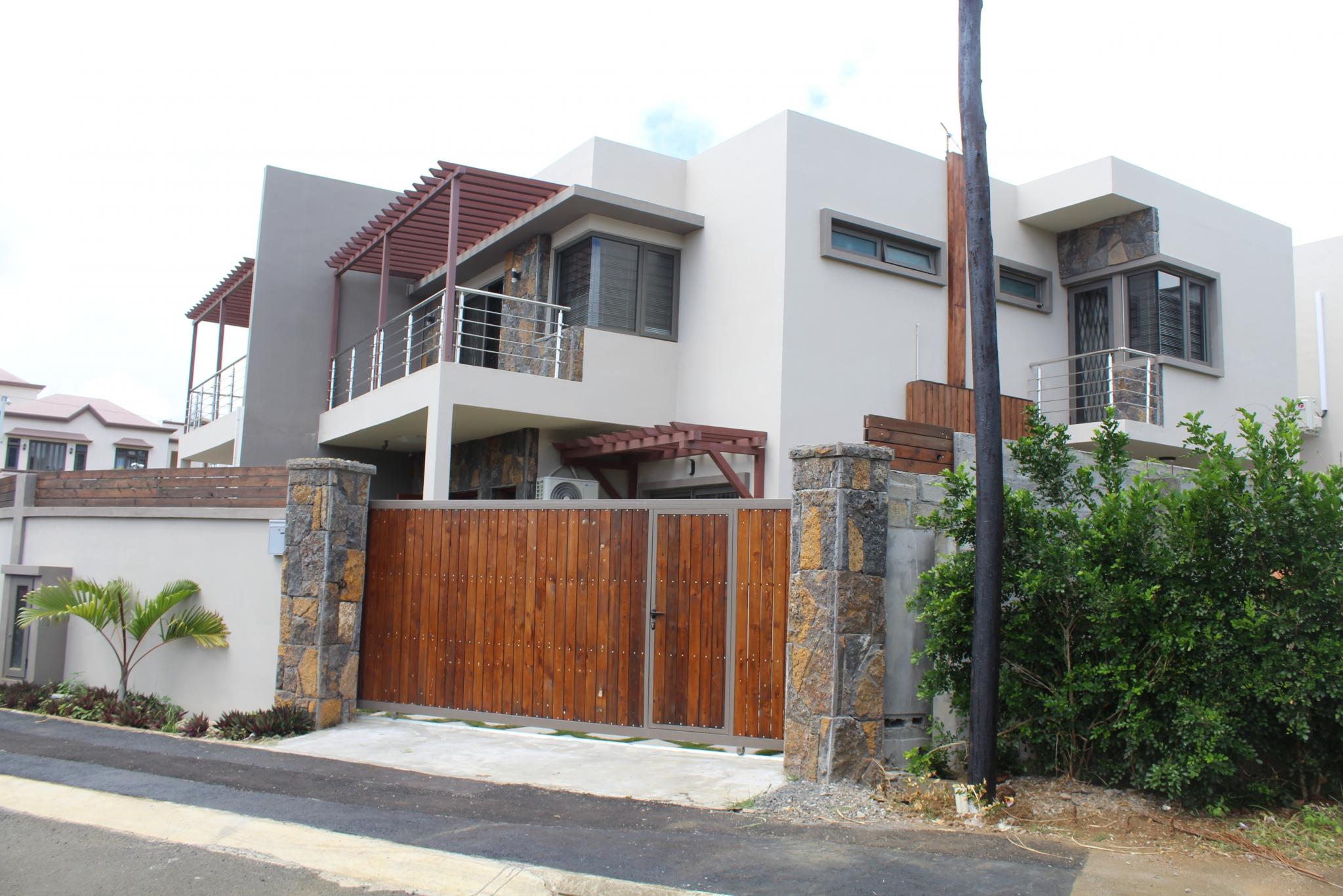 A LOUER – Magnifique maison contemporaine de plain-pied, meublée et équipée de 167 m2 sur un terrain de 74 toises située à Ebène