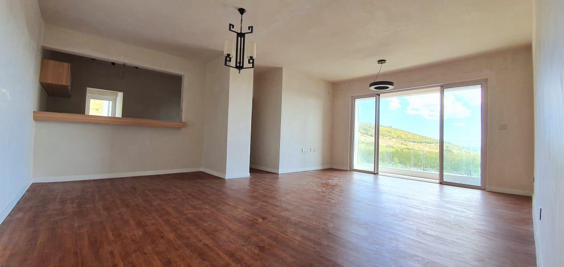 Cet appartement moderne non-meublé de 110 m², est situé au 3ème étage (sans ascenseur) dans une residence à Verdun