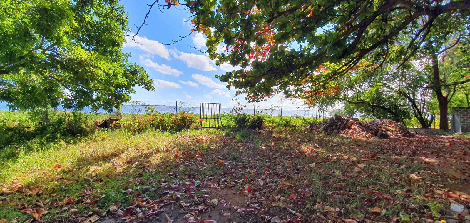 A VENDRE – Charmante maison familiale non meublée pieds dans l’eau de 400 m2 sur un terrain à bail de 1 arpent 16 profite d’une magnifique vue mer