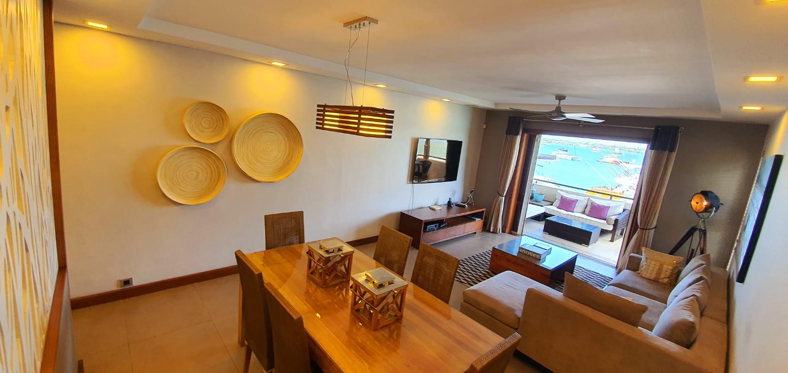 A LOUER – Appartement luxueux et contemporain pieds dans l’eau de 160 m2 meublé et équipé situé au cœur de Grand Baie.