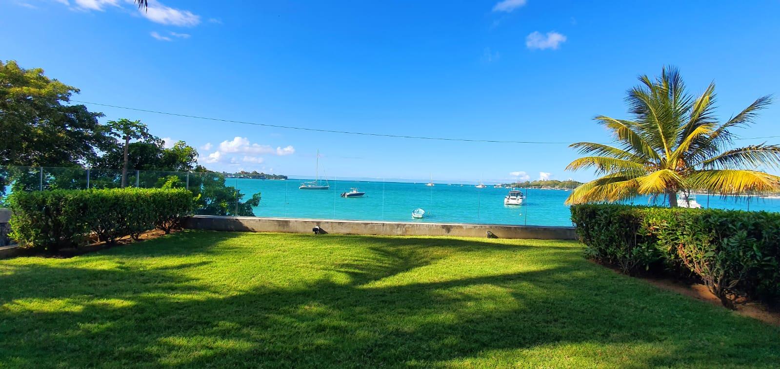 A LOUER – Magnifique appartement pieds dans l’eau au rez-de-chaussée de 150 m2 meublé et équipé situé à Grand Baie