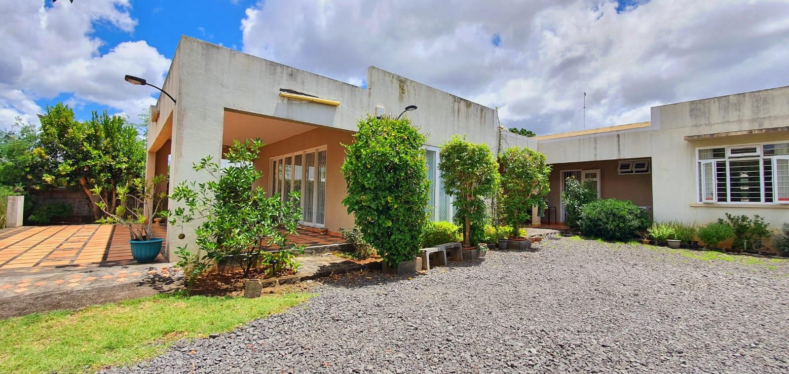 FOR SALE – Single storey house of 260 m2 on a land of 155 toises ideally located in a highly residential area in Beau-Bassin