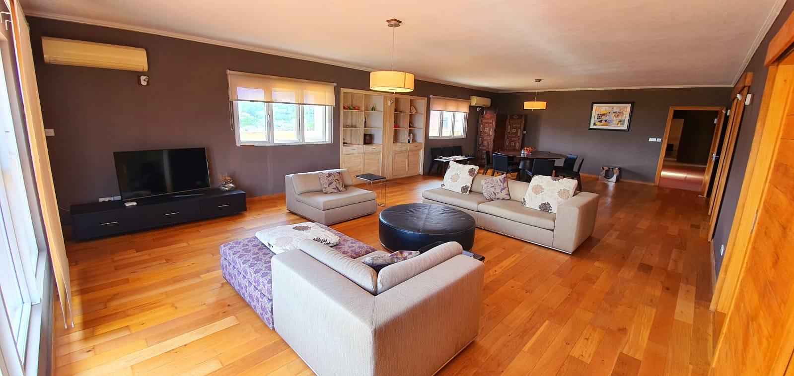 A VENDRE – Charmant penthouse meublé et équipé de 300 m2 situé à Beau Bassin dans un quartier calme et hautement résidentiel.