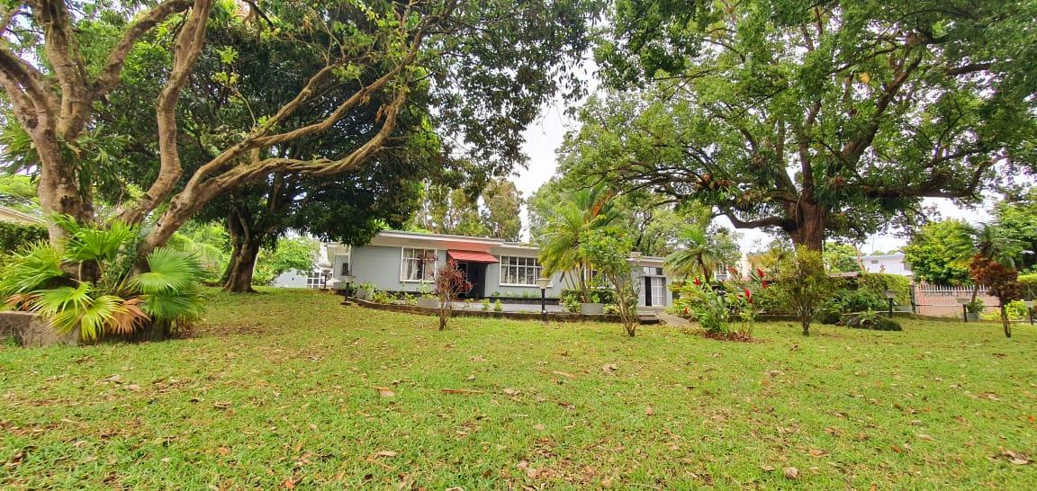 FOR SALE – Beautiful and well maintained unfurnished single storey house of 365 m2 on a big plot of land of 752 toises is located in Phoenix