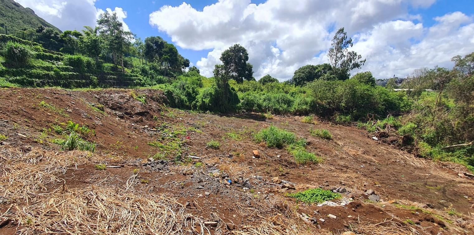 A VENDRE – Terrain de 362 toises en bordure de rivière dans un cadre naturel situé dans un quartier résidentiel à Montagne Ory, Moka