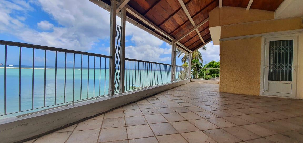 FOR SALE – Furnished and equipped beachfront house of 350 m2 on a leasehold land of 243 toises is located in a residential area in Baie du Tombeau