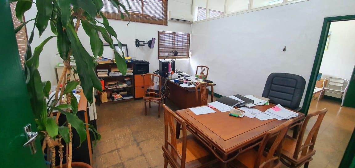 FOR SALE –  Commercial building of 1,064 m2 on a land of 388 toises on the main road in Eau Coulée