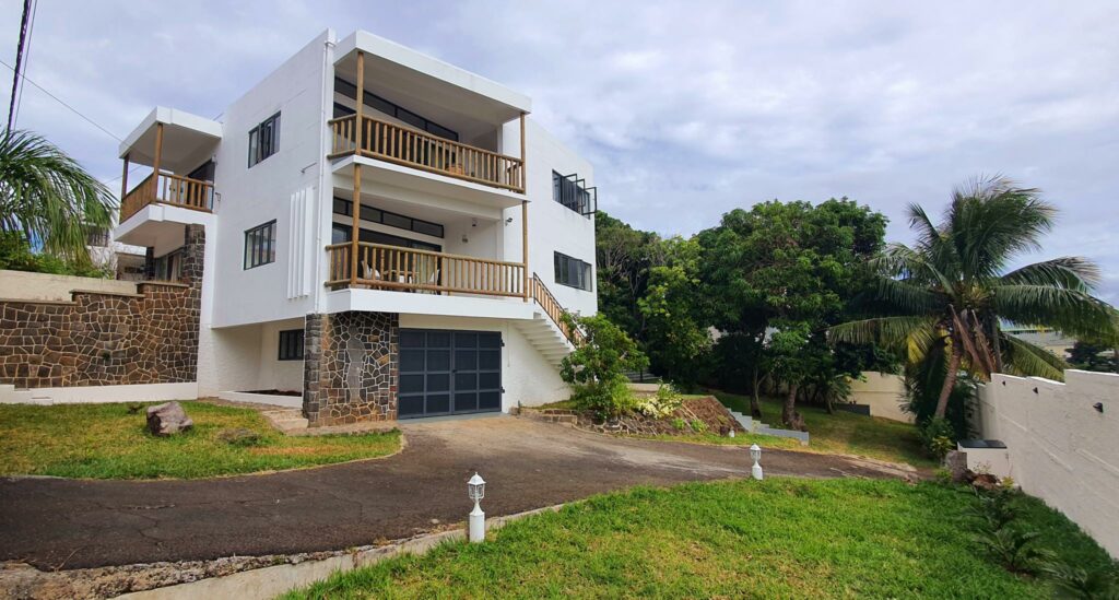 TO RENT Furnished and equipped family house of 300 m2 on a land of 968 m2 in BeauBassin