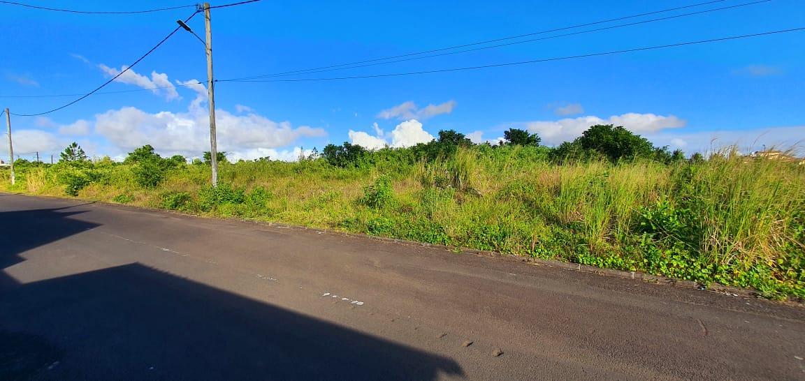 FOR SALE – Beautiful commercial land of 685 toises ideally located in the heart of Highlands