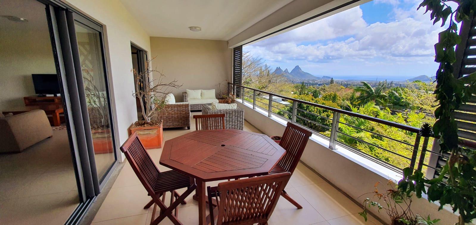 TO RENT -This magnificent furnished and equipped apartment of 190 m2 is located in a high-end residence in Floreal