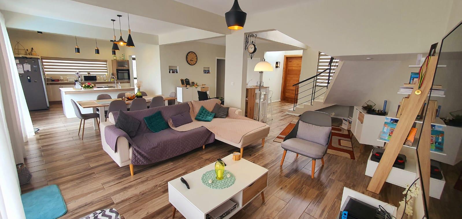TO RENT – Beautiful contemporary furnished and equipped house of 268 m2 on a plot of land of 129 toises located in Highland Rose