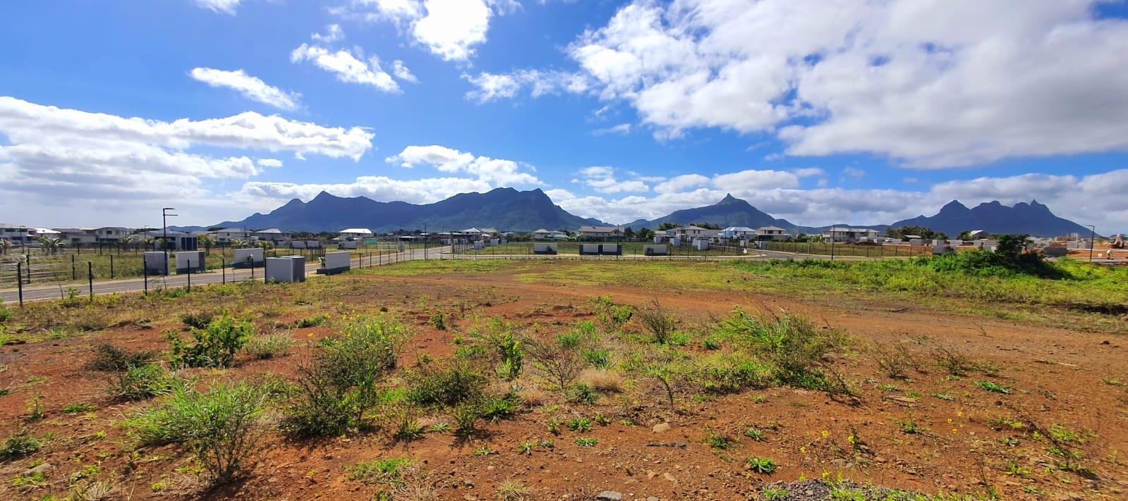 FOR SALE – Beautiful freehold residential land of 366 toises with mountain view, located in the prestigious morcellement of Courchamps, Moka.