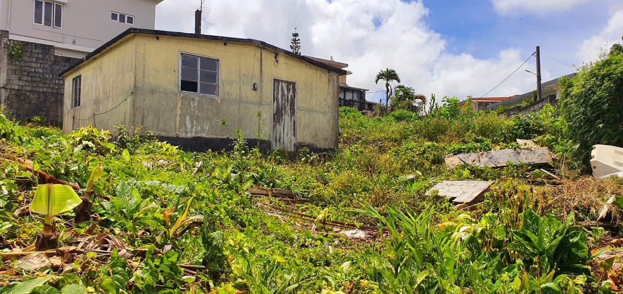 A VENDRE – Terrain de 116 toises situé à Eau coulée