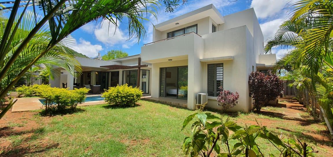 A louer – Magnifique maison de 198 m2 meublée et équipée sur un terrain de 125 toises se situe dans le Domaine Saint Louis à Pailles.