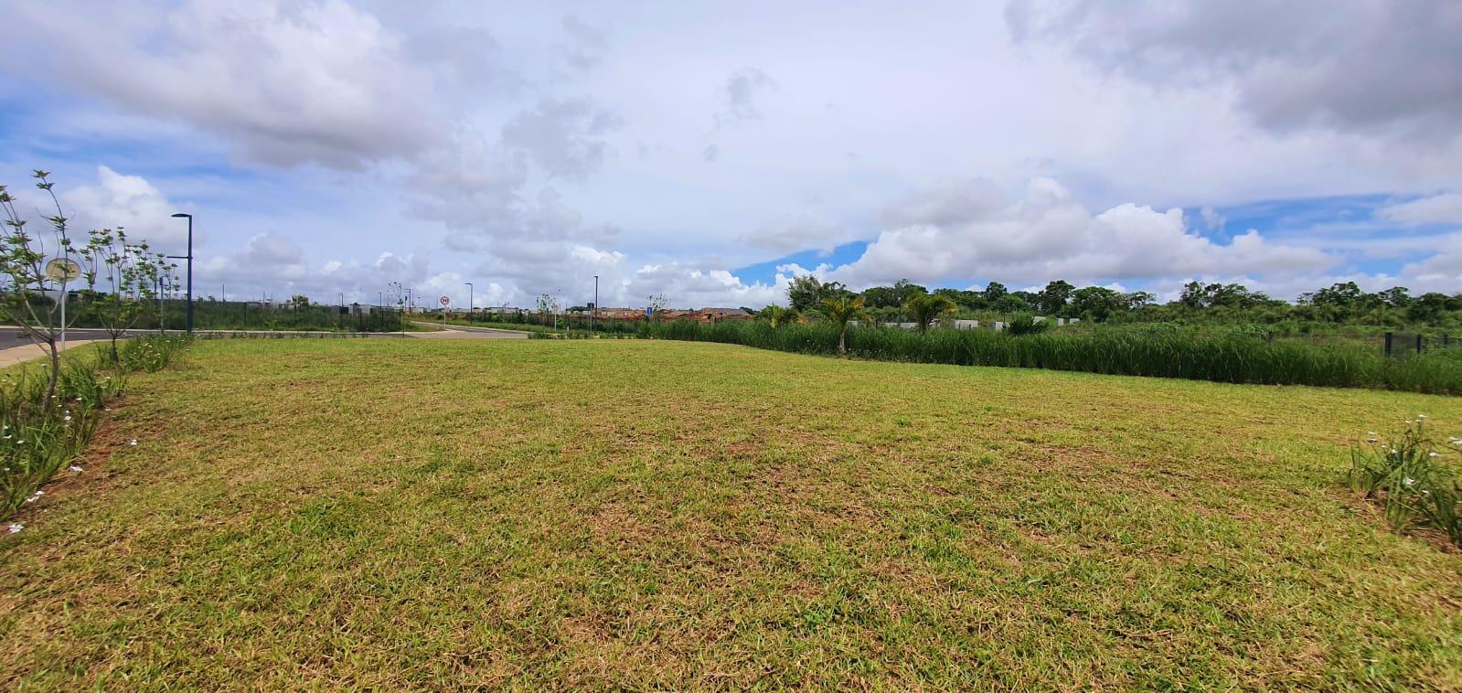 FOR SALE – Magnificent plot of land of 174 toises located in the prestigious morcellement of Courchamps