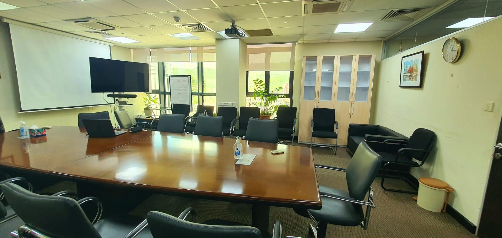 FOR SALE – A large high-end unfurnished air-conditioned office space of 619 m2 located in downtown Port-Louis.