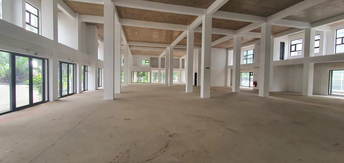 FOR SALE – Large unfurnished commercial space of 873 m2 on the ground floor located in Ebene