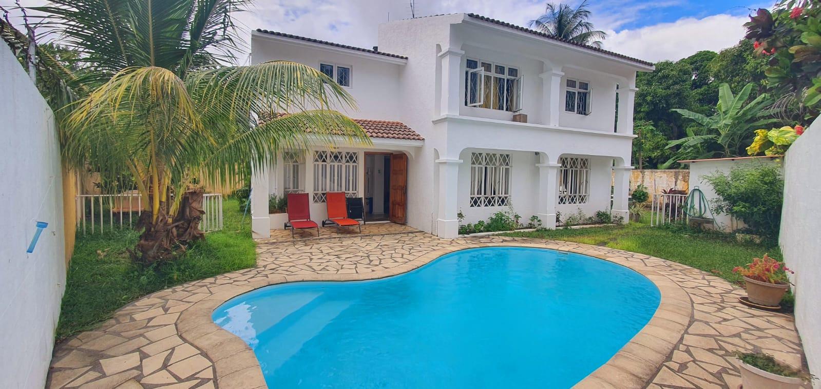FOR SALE – House of 250 m2 furnished and equipped on a plot of land of 167 toises located in Black River