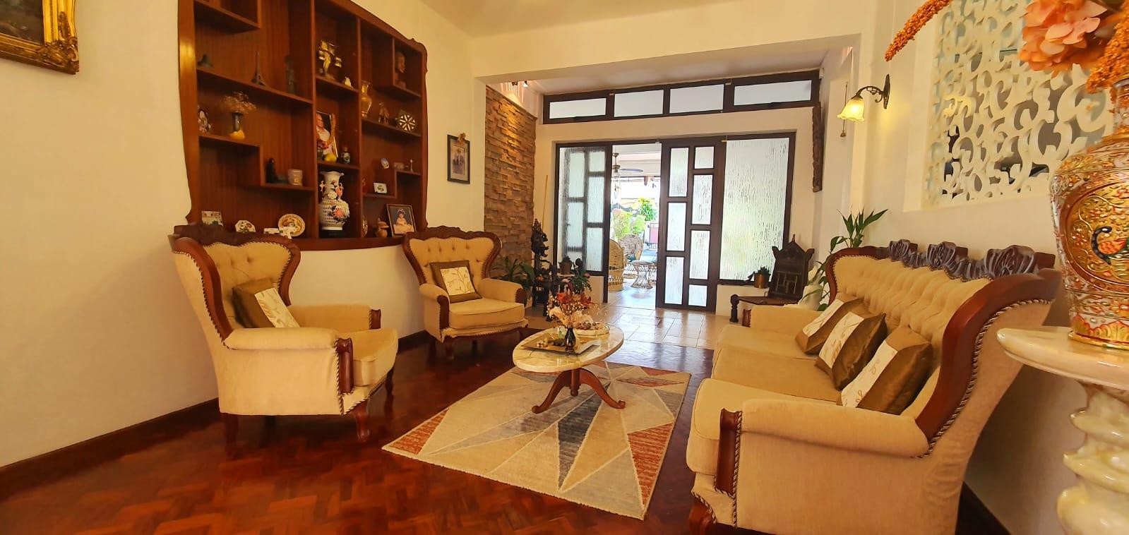 FOR SALE – This elegant unfurnished family house of 325 m2 on a plot of land of 108 toises located in Rose-Hill