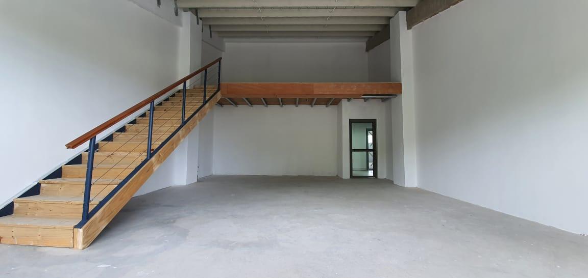 FOR SALE – This unfurnished office space of 90 m2 including a mezzanine of 25 m2 is located in Floreal