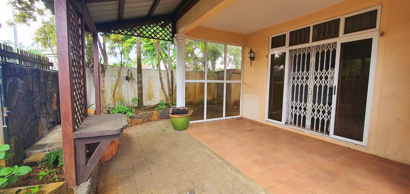 FOR SALE – Charming unfurnished family house of 227 m2 on a plot of land of 60 toises is ideally located in Trianon