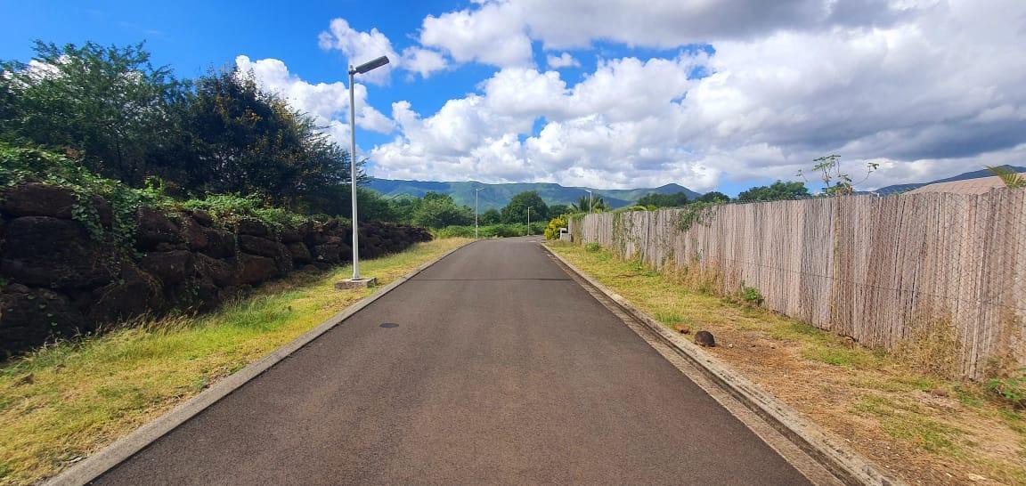 A VENDRE – Beau terrain résidentiel de 555 toises se situe dans le lotissement privé “Le Domain” à Tamarin