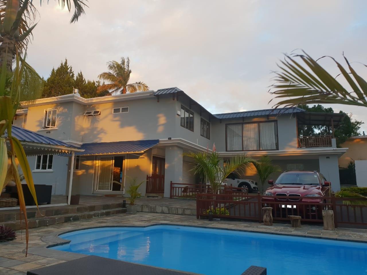 TO RENT – Beautiful furnished and equipped house with 300 m2 on a plot of land of 230 toises located in Floreal