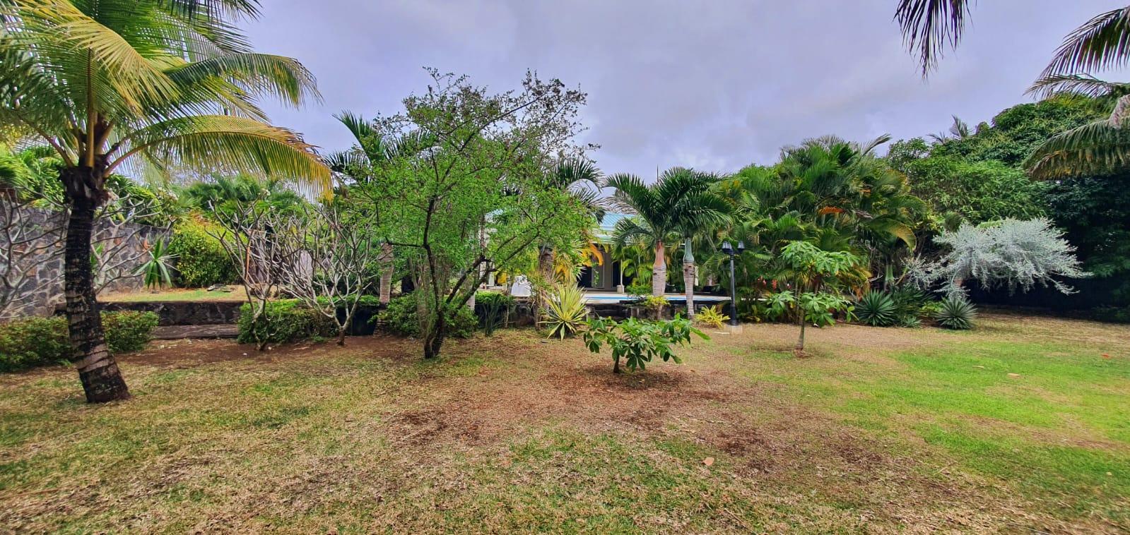 FOR SALE – This charming single storey furnished and equipped house of 133 m2 on a plot of land of 444 toises located in Roches Noires