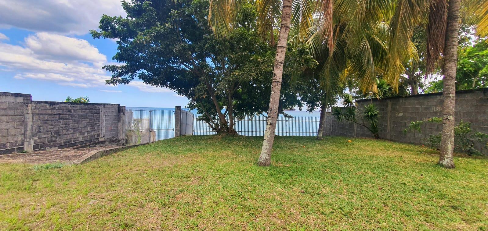 FOR SALE – 2 Unfurnished beachfront duplexes of 125 m2 and 150 m2 on a freehold plot of land of 321 toises located in Tombeau Bay