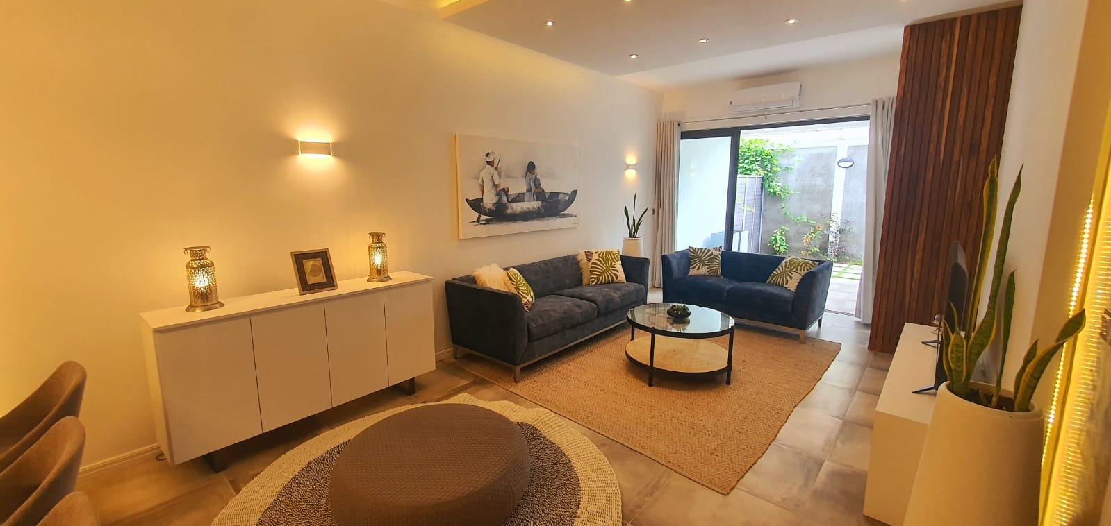 A VENDRE – Ce magnifique appartement meublé et équipé de 119 m2 se situe au rez-de-chaussée dans une résidence à quelques minutes à pied de la plage de Péreybère