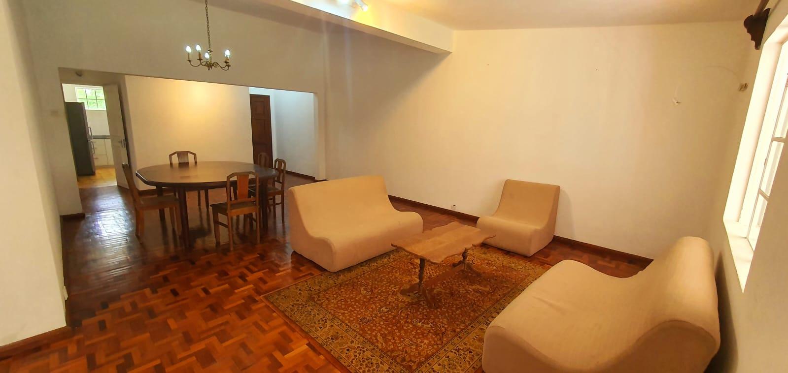 TO RENT – This beautiful semi-furnished apartment of 140 m2 is located on the 1st floor (without lift) in a residence in Curepipe