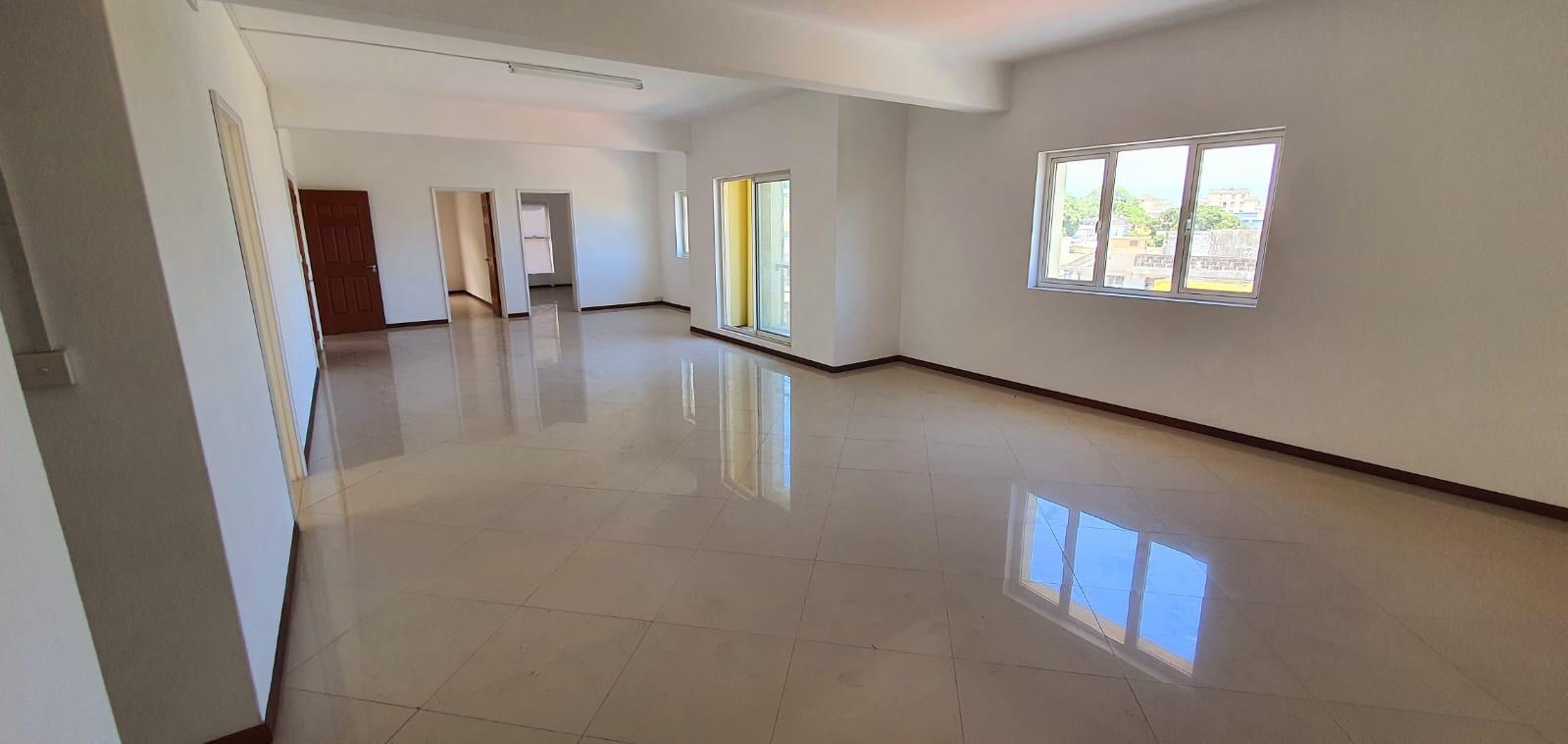 FOR SALE – This beautiful spacious unfurnished apartment of 207 m2 with elevator is ideally located in Port-Louis