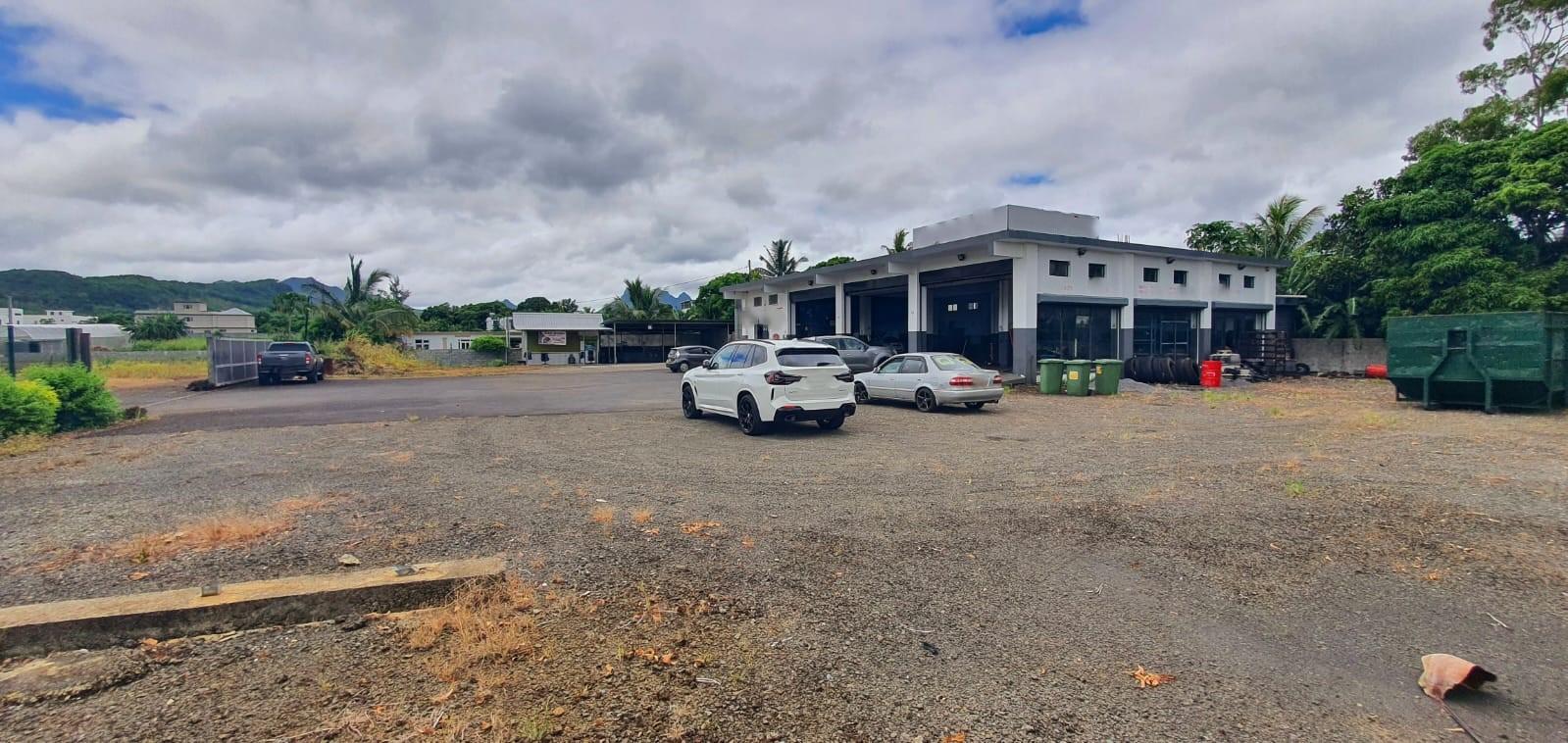 À louer – Ce bâtiment de 400 m2 avec permis industriel sur un terrain de 787 toises incluant le fonds de commerce d’un garage est situé à D’Epinay. 