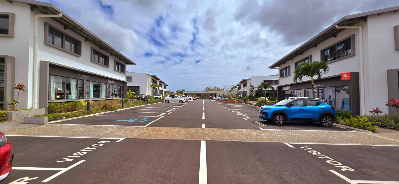 Bureau non meublé de 84m2 + une mezzanine de 23m2 situé dans un Business Park récemment construit à Calebasses