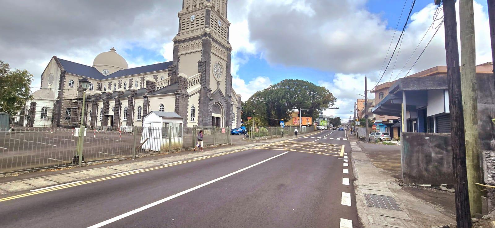 Grand terrain commercial de 302 toises, idéalement situé à proximité de la route royale à Curepipe, non loin de l’église Sainte Hélène et de la clinique Artemis, offrant une opportunité unique d’investissement