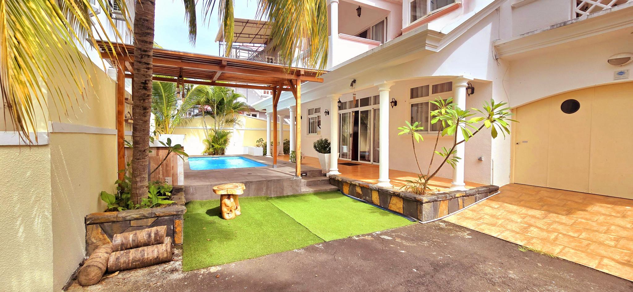 To rent : Beautiful furnished and equipped house of 232m² on a plot of 61 toises located in Flic en Flac