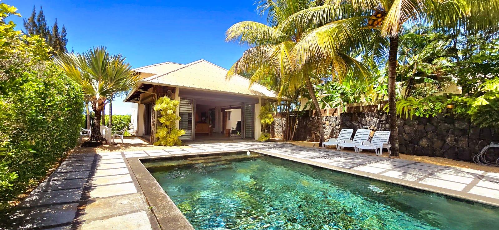 To rent – This splendid contemporary villa of 250 m² on a plot of 630 m² (166 toises / 15 perches) offers you an exceptional living environment in the heart of a private residential development in Beau Vallon