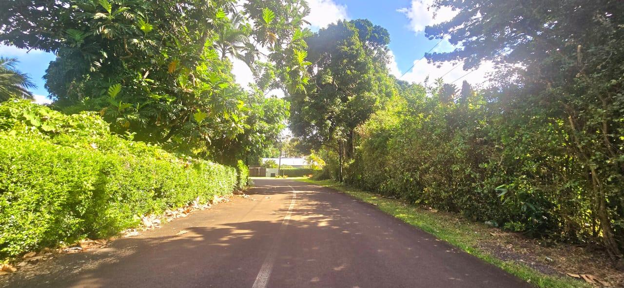 Magnifique terrain de 377 toises (1,436 m² / 34 perches), en bordure de rivière, situé dans un lotissement résidentiel intimiste à The Mount