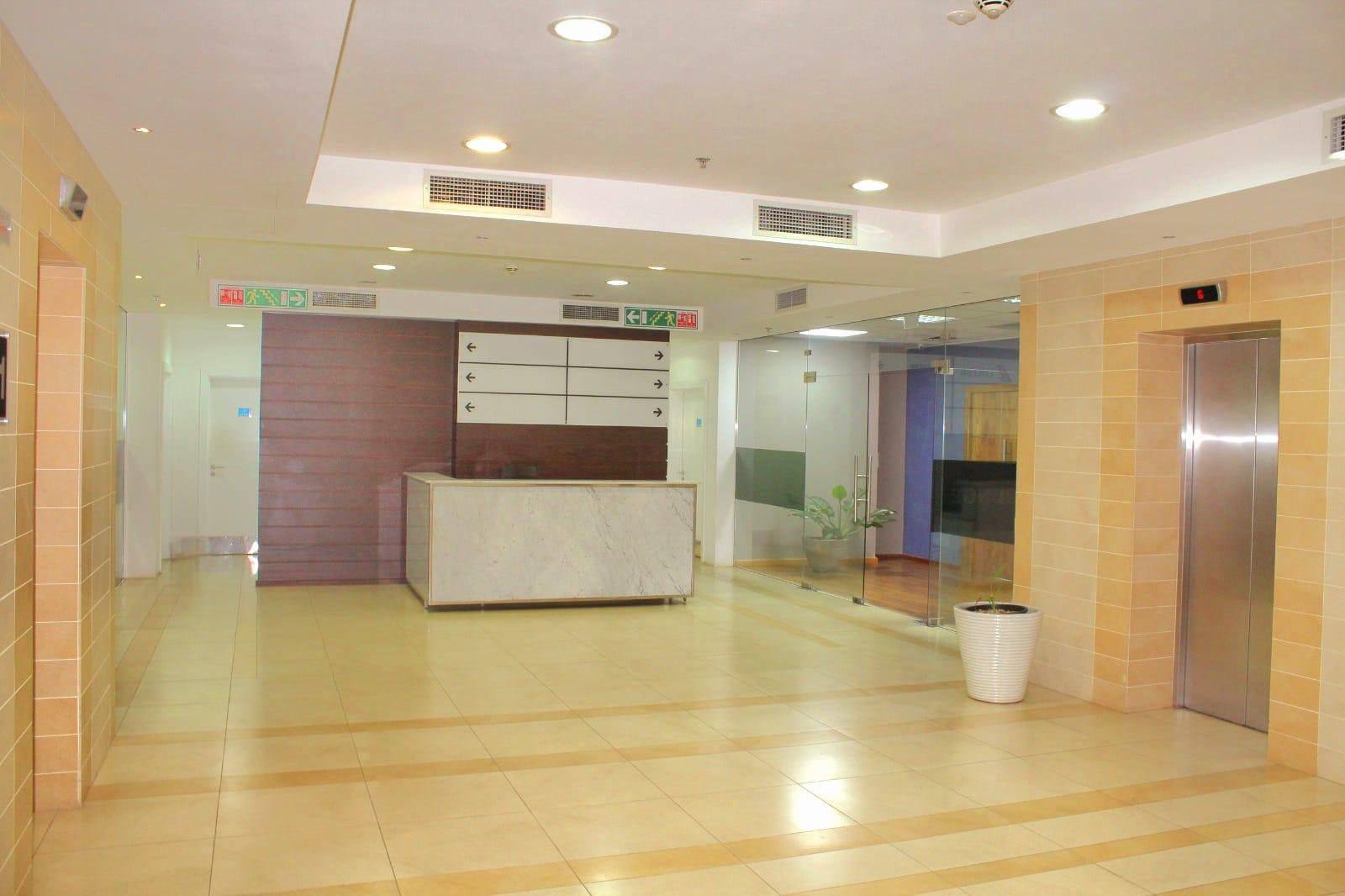 A louer – Bureau de 240m² bien placé à Ebène, offrant un cadre de travail agréable
